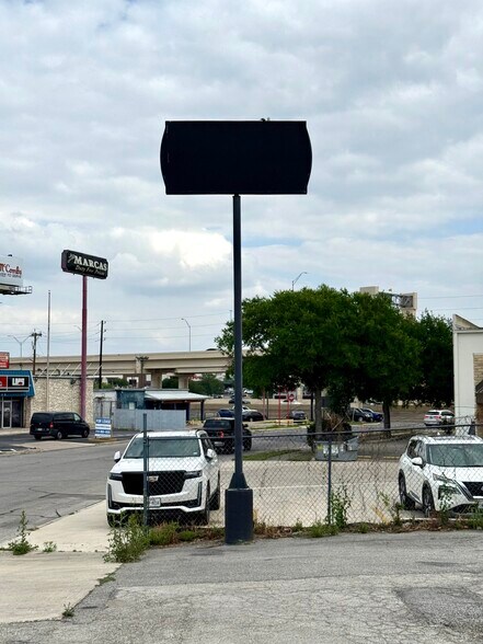 More Photos Of 5704 Kenwick St, San Antonio Service For Lease