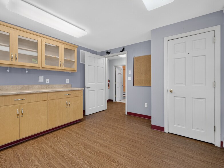 More Photos Of 1721 Saybrook Rd, Haddam Veterinarian Kennel For Sale