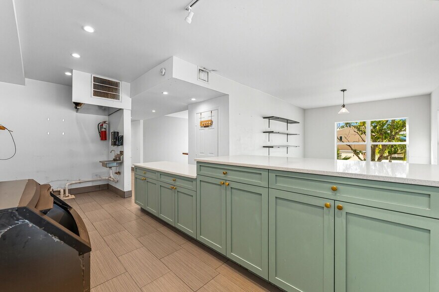 More Photos Of 3062 Beach Blvd S, Gulfport General Retail For Sale