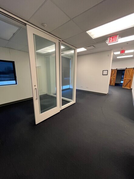 More Photos Of 310 N Yearling Rd, Columbus Showroom For Lease