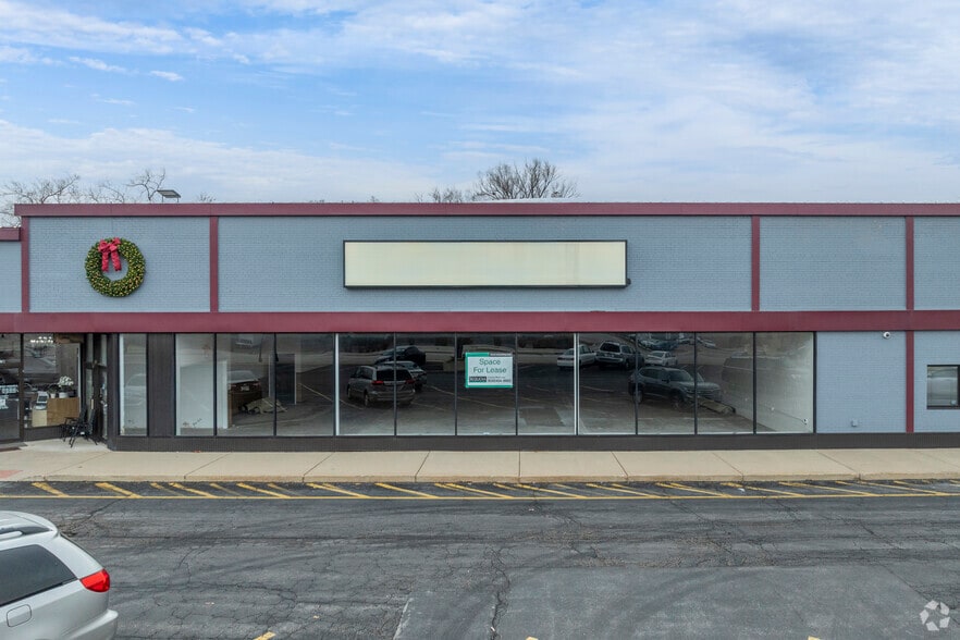 More Photos Of 501-507 E Saint Charles Rd, Villa Park Freestanding For Lease