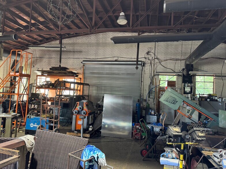 More Photos Of 307 S US-29, Hogansville Showroom For Sale
