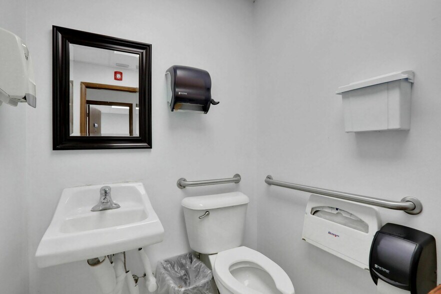 More Photos Of 1712-1736 University Blvd S, Jacksonville Medical For Sale
