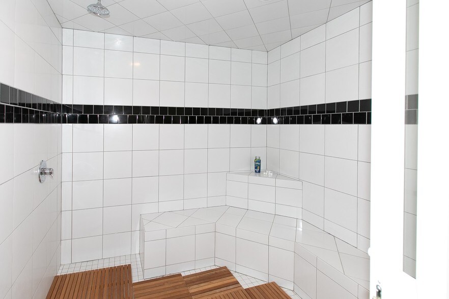 More Photos Of 2040 N Ferry St, Anoka Office For Sale