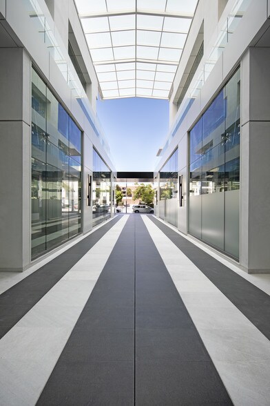 More Photos Of 243 N Canon Dr, Beverly Hills Office For Lease