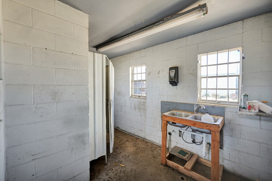 More Photos Of 501 Hillcrest Ave, Odessa Warehouse For Sale