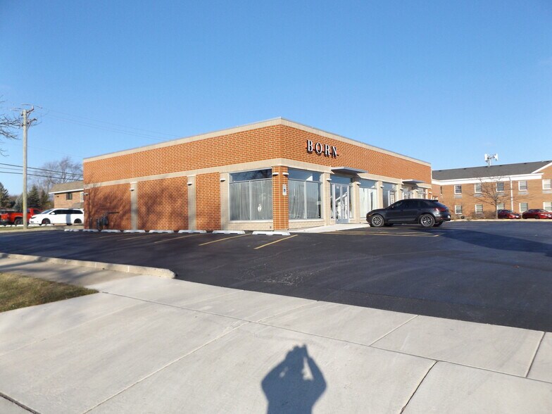 More Photos Of 1052 S Arlington Heights Rd, Arlington Heights Freestanding For Lease