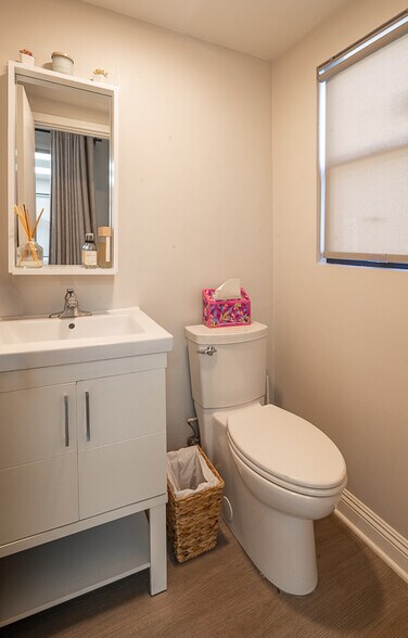 More Photos Of 10724 Riverside Dr, North Hollywood Medical For Lease