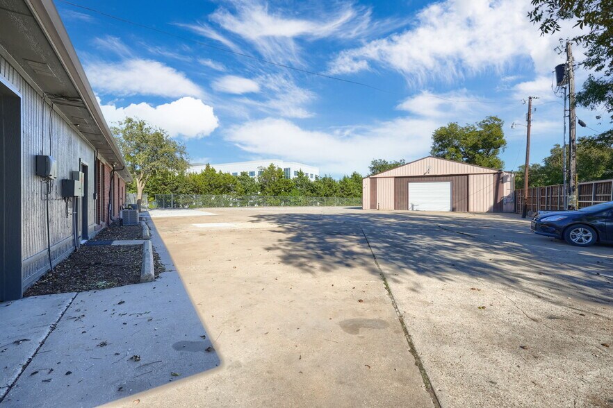 More Photos Of 6812 Avenue K, Plano Flex For Lease