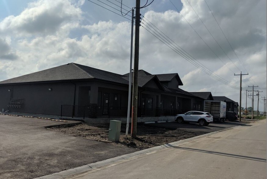 More Photos Of 209 10 Av S, Carstairs General Retail For Lease