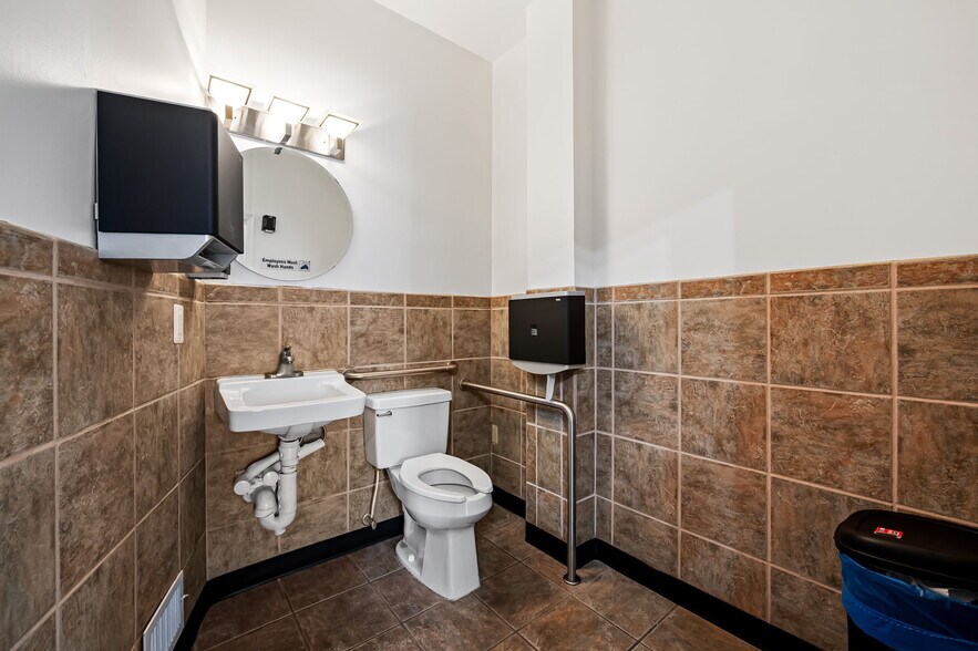 More Photos Of 13 W Allegheny Ave, Towson Storefront For Sale