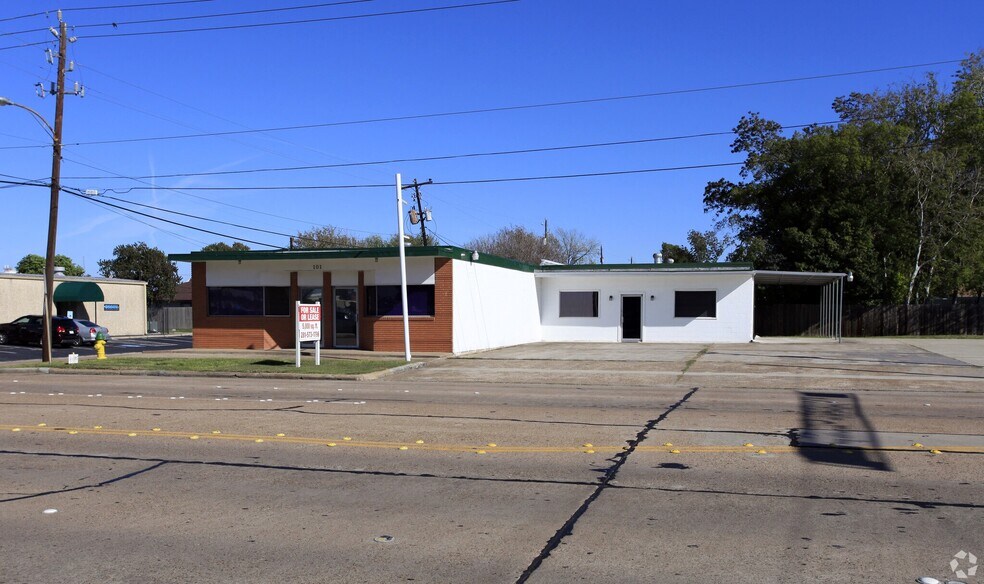 Primary Photo Of 101 Center St, Deer Park Office For Sale