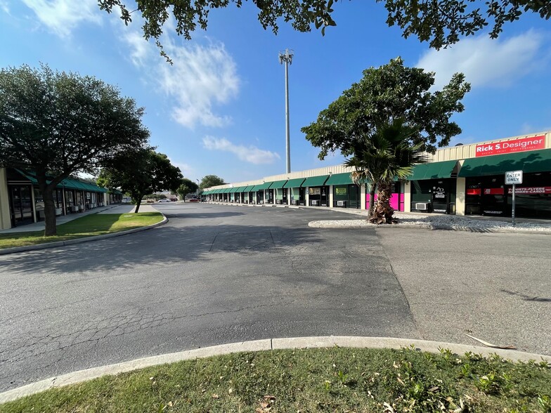 More Photos Of 8034 Culebra Rd, San Antonio Self Storage For Lease