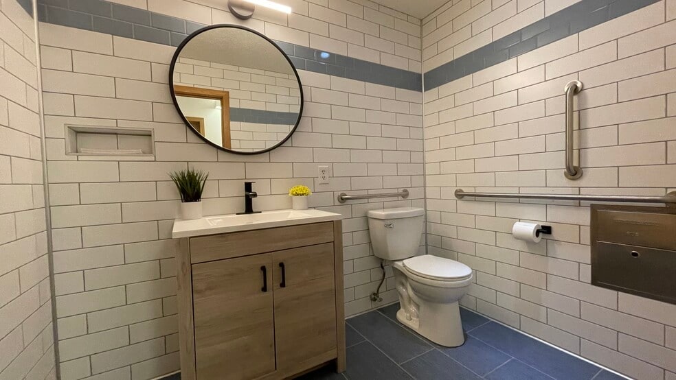More Photos Of 18300 Minnetonka Blvd, Wayzata Medical For Lease