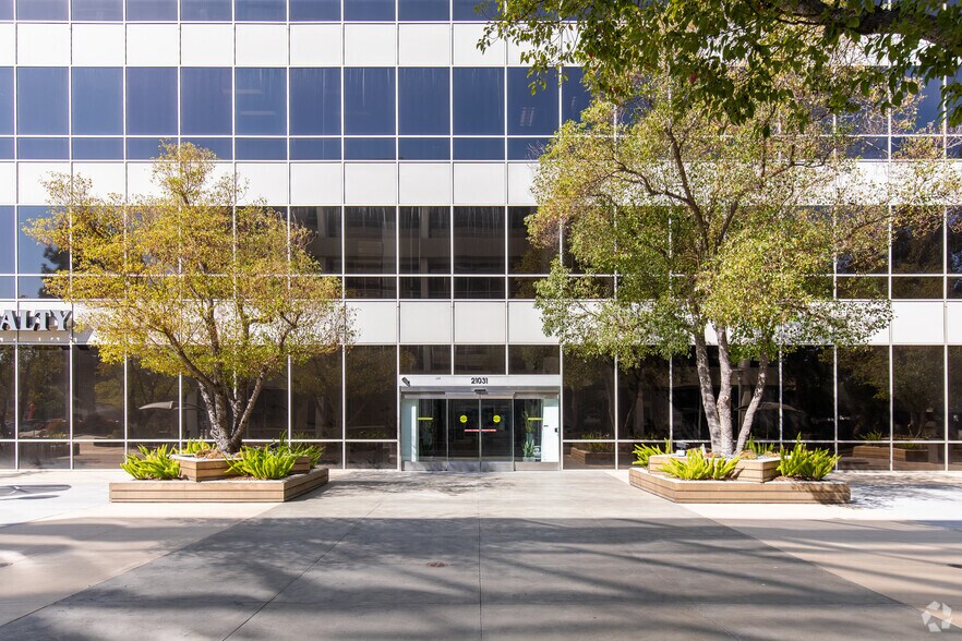 More Photos Of 21031 Ventura Blvd, Woodland Hills Office For Lease