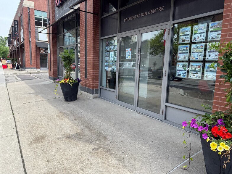 Primary Photo Of 125 Lakeshore Rd E, Mississauga Coworking Space