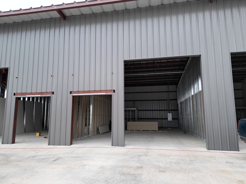 More Photos Of 7000 Airport Rd, Georgetown Light Distribution For Sale