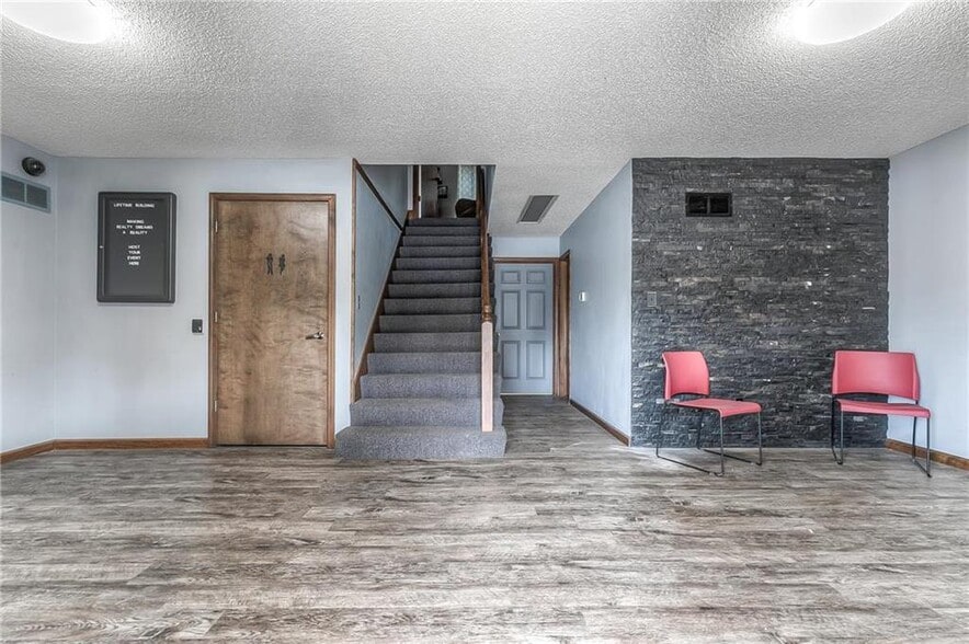 More Photos Of 4 W Monroe St, Buckner Office For Lease