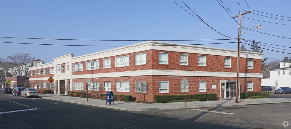 More Photos Of 31 Oak St, Patchogue Medical For Lease