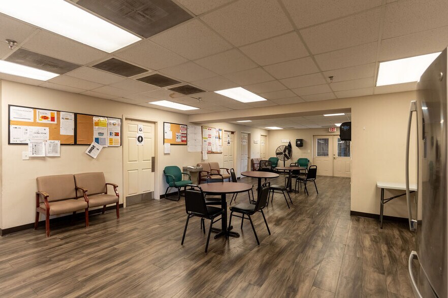 More Photos Of 89 Green St, Warner Robins Warehouse For Sale