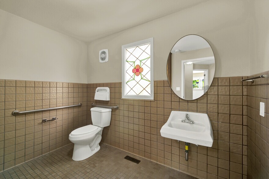 More Photos Of 354 Cernon St, Vacaville Office For Sale