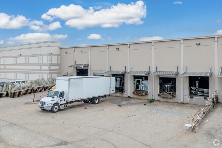 More Photos Of 5525 Brittmoore Rd, Houston Distribution For Lease