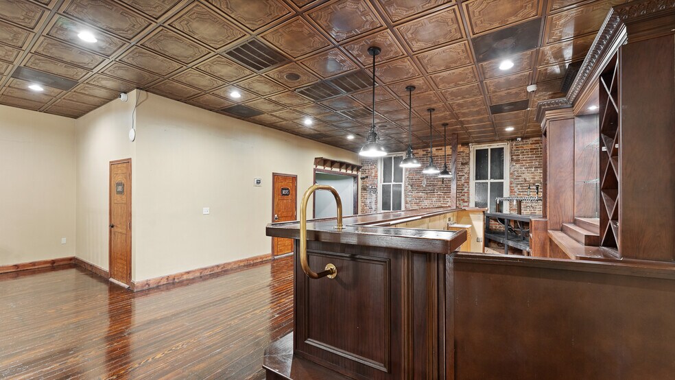 More Photos Of 117 W Walnut St, Rogers Restaurant For Lease