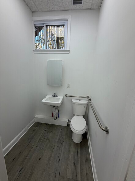 More Photos Of 527 Monmouth St, Gloucester City Storefront Retail Office For Lease