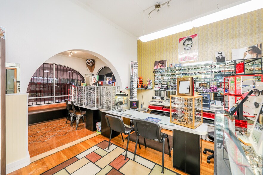 More Photos Of 1019 San Bernardo Ave, Laredo Office For Sale