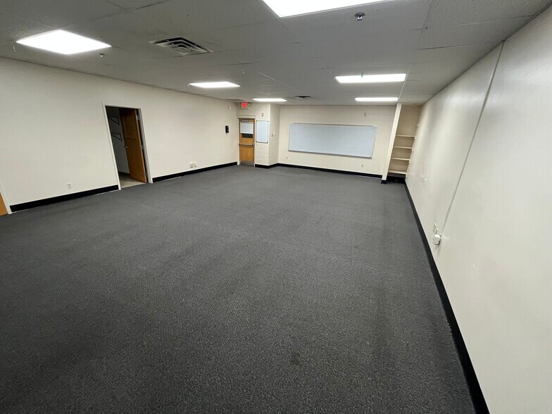 More Photos Of 615 S 5th St, Rockford Specialty For Lease