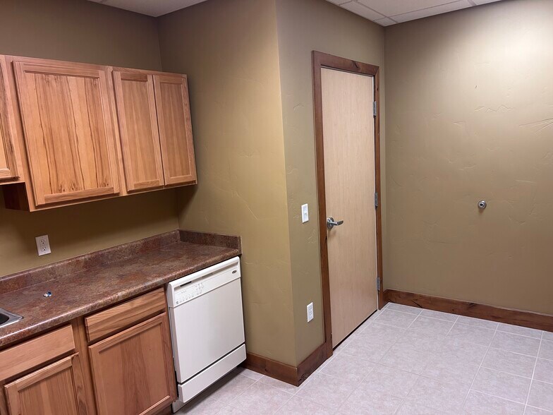More Photos Of 1404 Hawk Pky, Montrose Medical For Lease