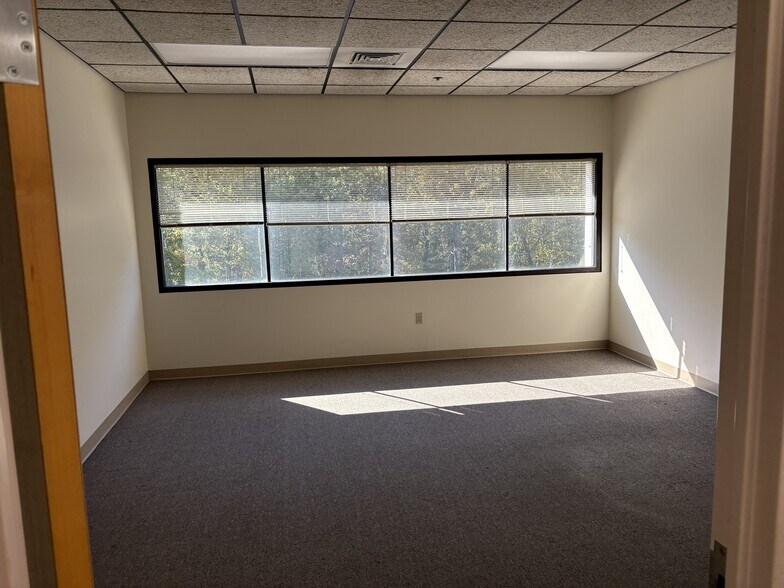 More Photos Of 117 Londonderry Tpke, Hooksett Flex For Lease