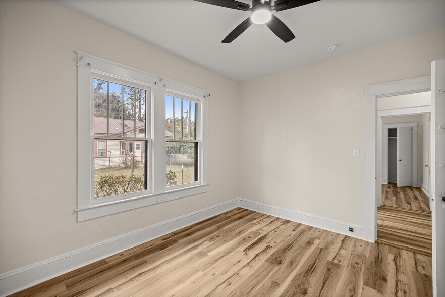 More Photos Of 7018 SE 222nd St, Hawthorne Flex For Sale