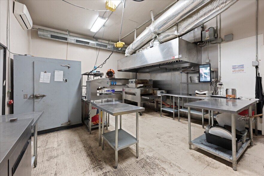 More Photos Of 629 W Main St, Yukon General Retail For Lease