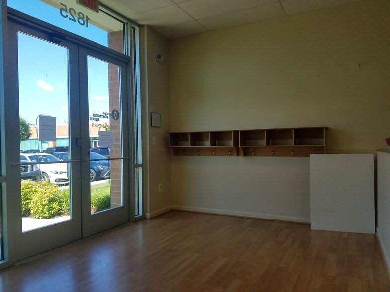 More Photos Of 4229 Lafayette Center Dr, Chantilly Business Park For Lease