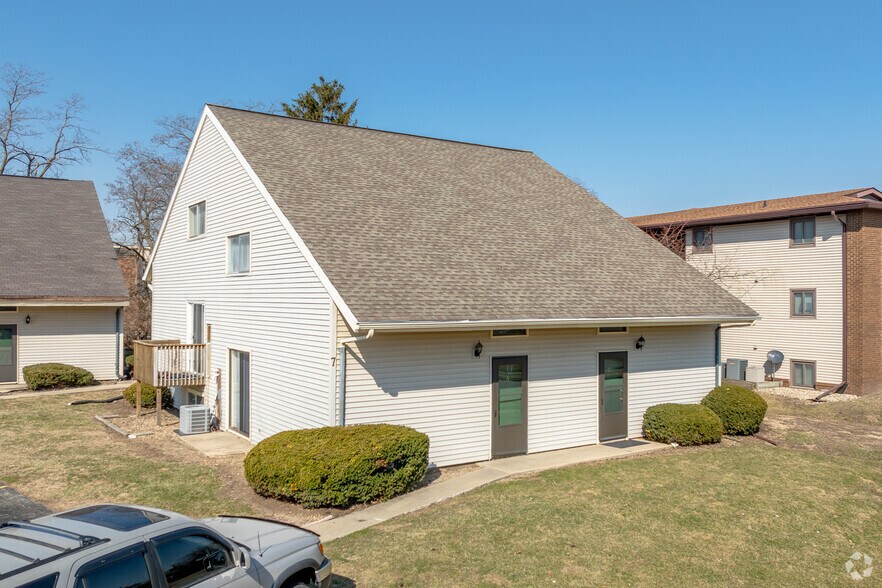 More Photos Of 717 Fairmont Dr, Bloomington Apartments For Sale