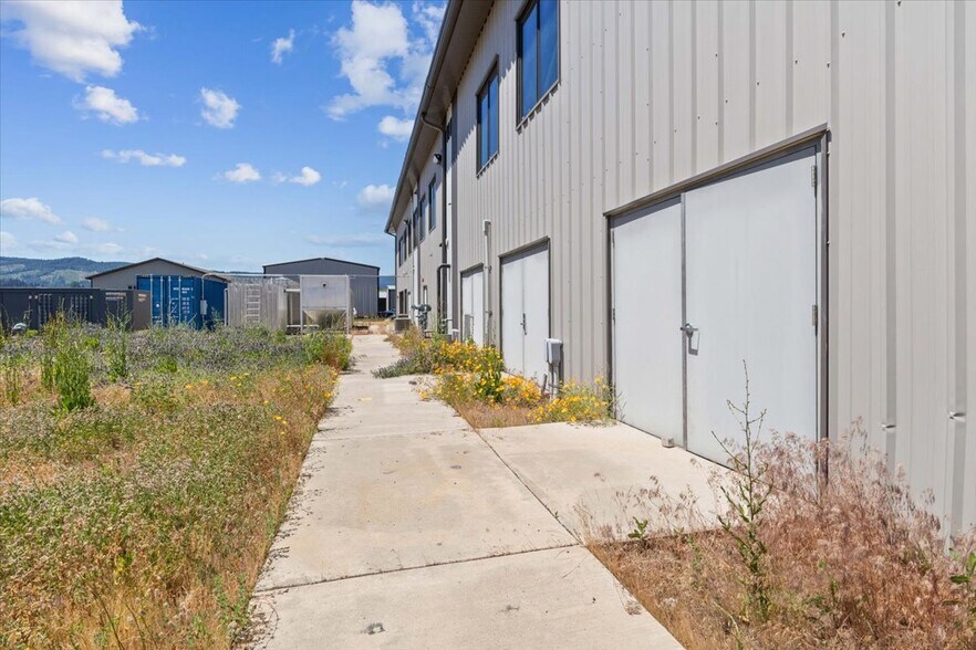 More Photos Of 3030 Lower Mill Dr, Hood River Industrial For Sale