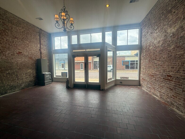 More Photos Of 114 W Market St, Greenwood Loft Creative Space For Lease