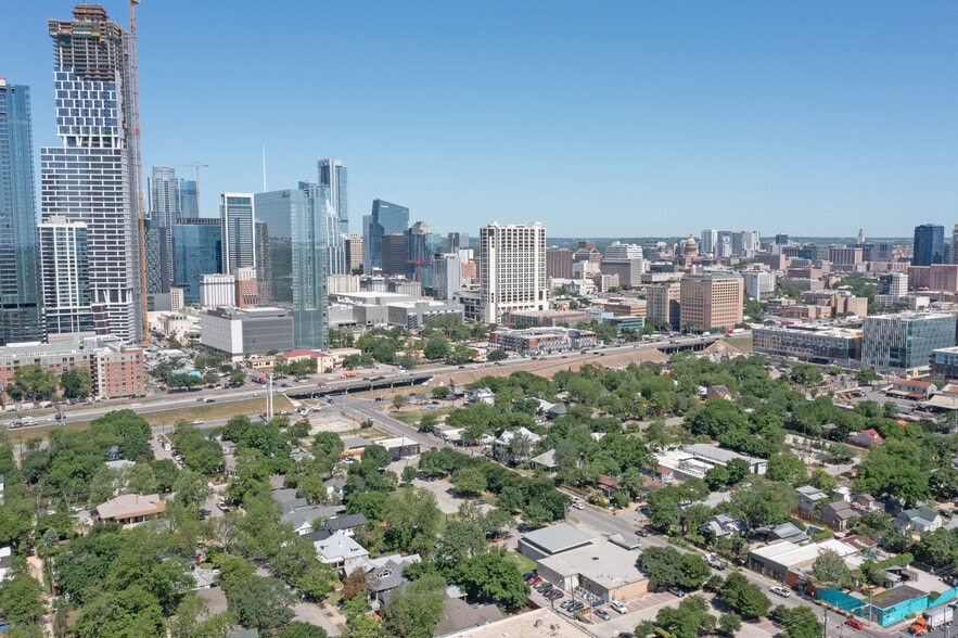 More Photos Of 1006 E Cesar Chavez St, Austin Office For Sale
