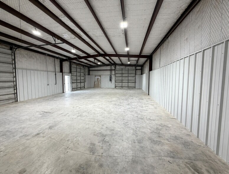 More Photos Of 4222 Russell Dr, Corpus Christi Warehouse For Lease