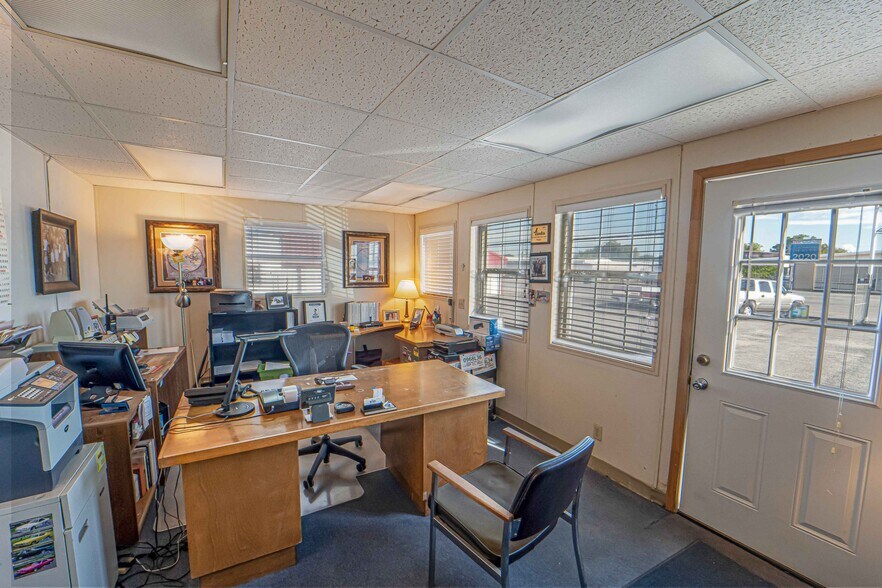 More Photos Of 1112 W Main St, Olney Office For Sale