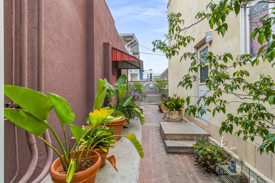 More Photos Of 434 3rd St, Long Beach Distribution For Sale