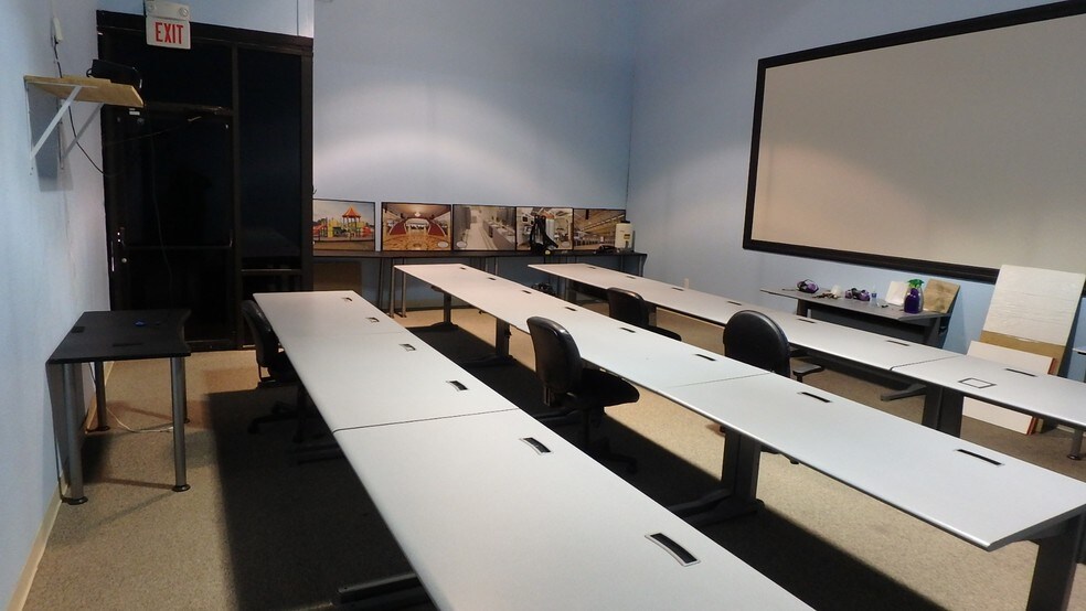 More Photos Of 3923 Morse St, Denton Flex For Lease
