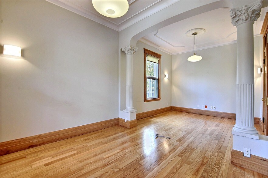 More Photos Of 510-512 Décarie Boul, Saint-Laurent Loft Creative Space For Sale