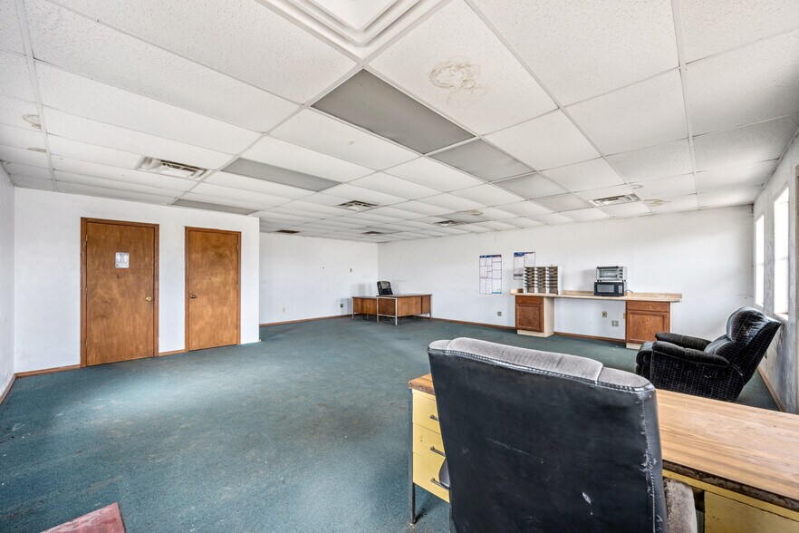 More Photos Of 403 Linwood Plz, Lindsay Warehouse For Sale