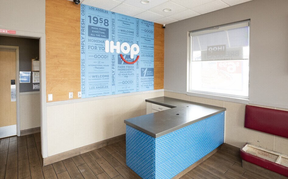 More Photos Of 4151 Sterling Ave, Kansas City Restaurant For Lease