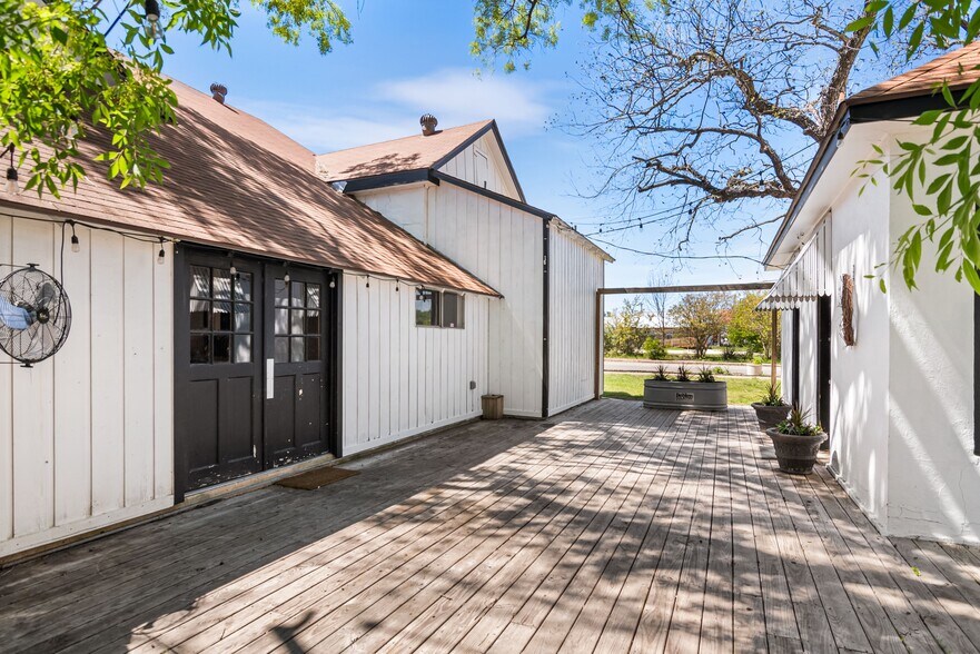 More Photos Of 702 Front St, Comfort Freestanding For Sale