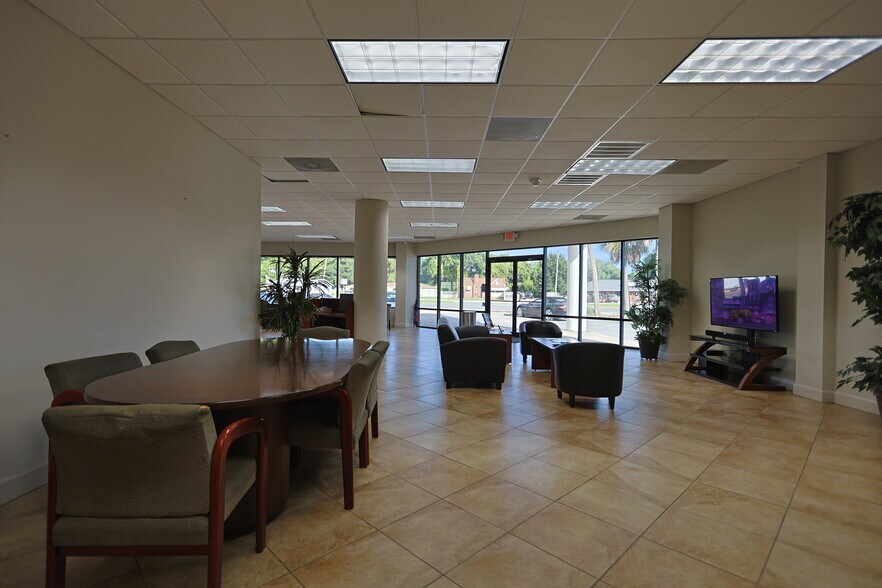 More Photos Of 705 N New Warrington Rd, Pensacola Auto Repair For Lease