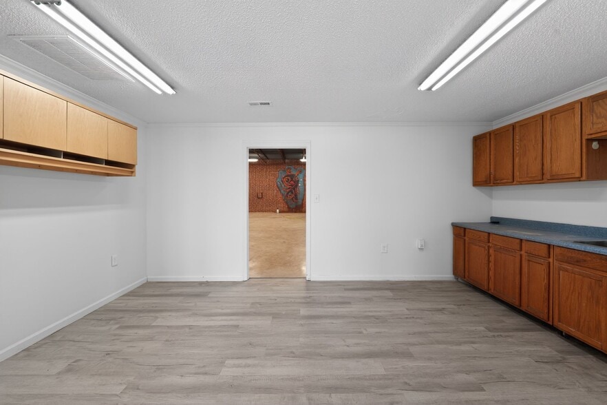 More Photos Of 1225 W Market Center Dr, High Point Warehouse For Lease