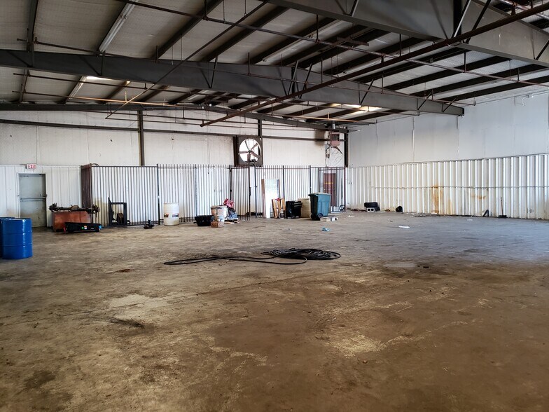 More Photos Of 3317 Inwood Rd, Dallas Auto Repair For Lease